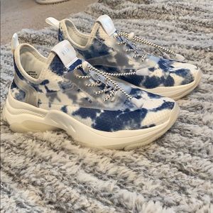 NWOT Steve Madden Myles Sneaker